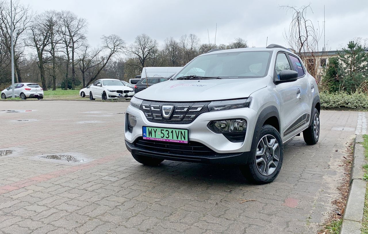 Dacia Spring jest najtańszym elektrykiem w Polsce, ale nawet Renault zdaje sobie sprawę, że nie podbije nim serc klientów indywidualnych. Nie tędy droga dla aut elektrycznych. One nie muszą być tańsze, by je kupować. To my musimy więcej zarabiać.