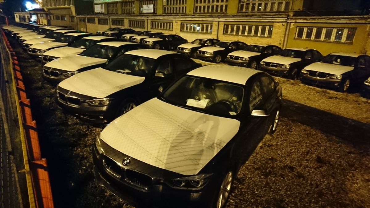 Pierwsze dostawy nowych nieoznakowanych radiowozów. Szybkie BMW 330i już czekają na odbiór policji