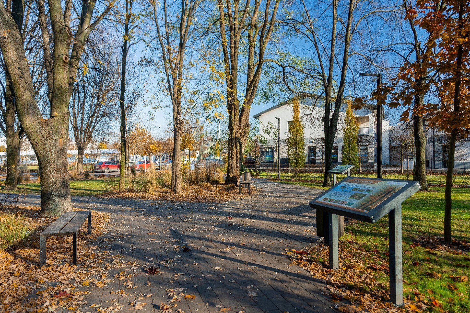 Na terenie skwerku jest kilka tabliczek informacyjnych