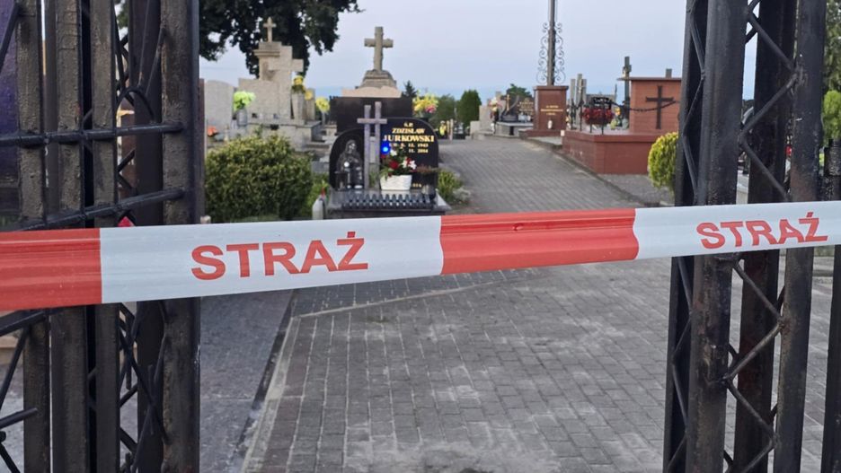 Motoparalotniarz spadł na cmentarz w Sędzinie
