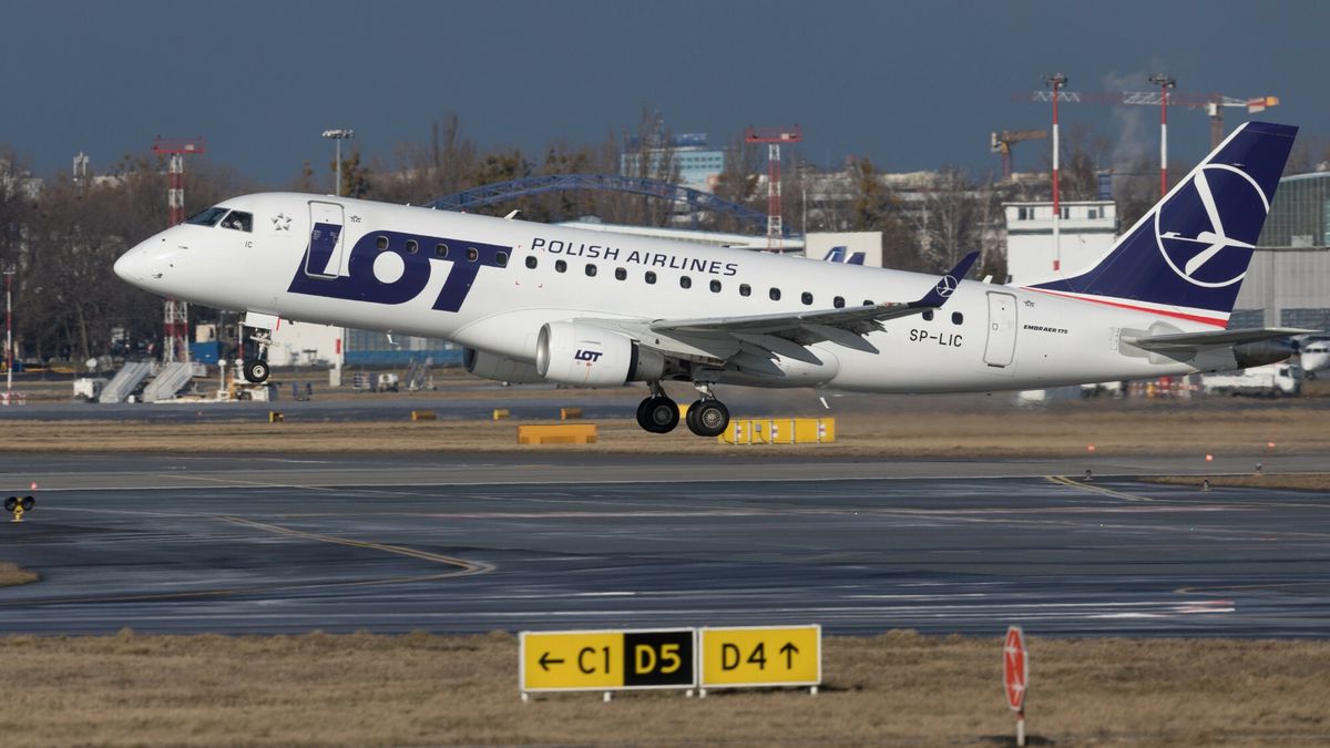 Na warszawskim Lotnisku Chopina nie ma tłumów w wyniku wprowadzenia tzw. paszportu covidowego, odprawy idą sprawnie