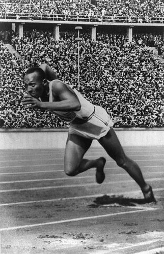 Gwiazda igrzysk Jesse Owens. Źródło: Wikipedia