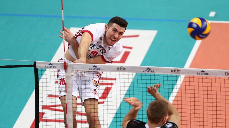 Materiały prasowe / powervolleymilano.it / Paweł Adamajtis w ataku