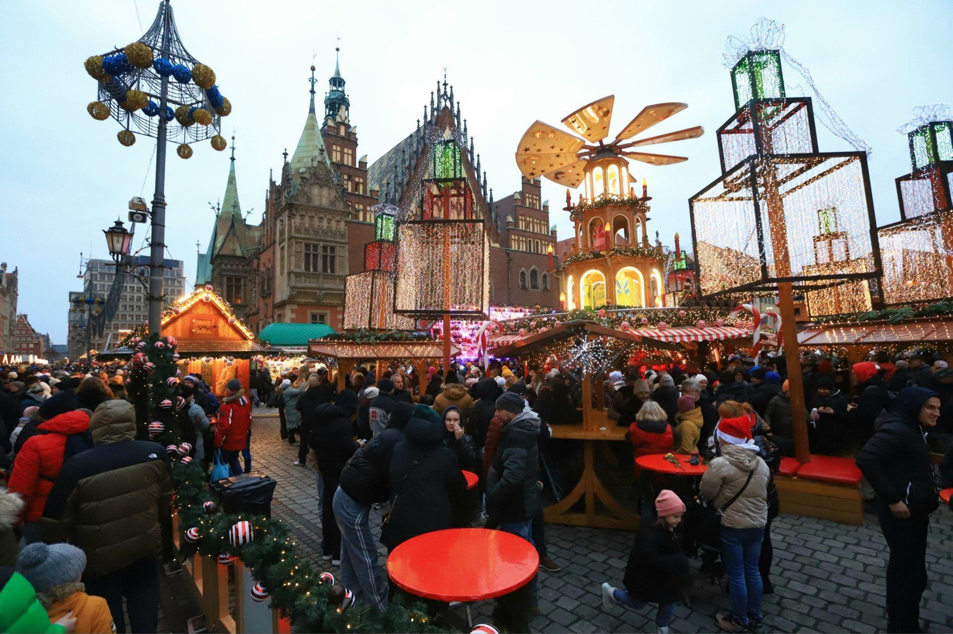 Wrocław: To gigant i weteran. Jarmark, rozciągający się na Rynku, Placu Solnym i okolicznych ulicach, słynie z największego rozmachu.