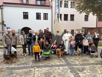 Msza dla zwierząt w płockiej Farze. Wierni przyszli ze swoimi pupilami