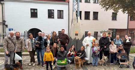 Msza dla zwierząt w płockiej Farze. Wierni przyszli ze swoimi pupilami