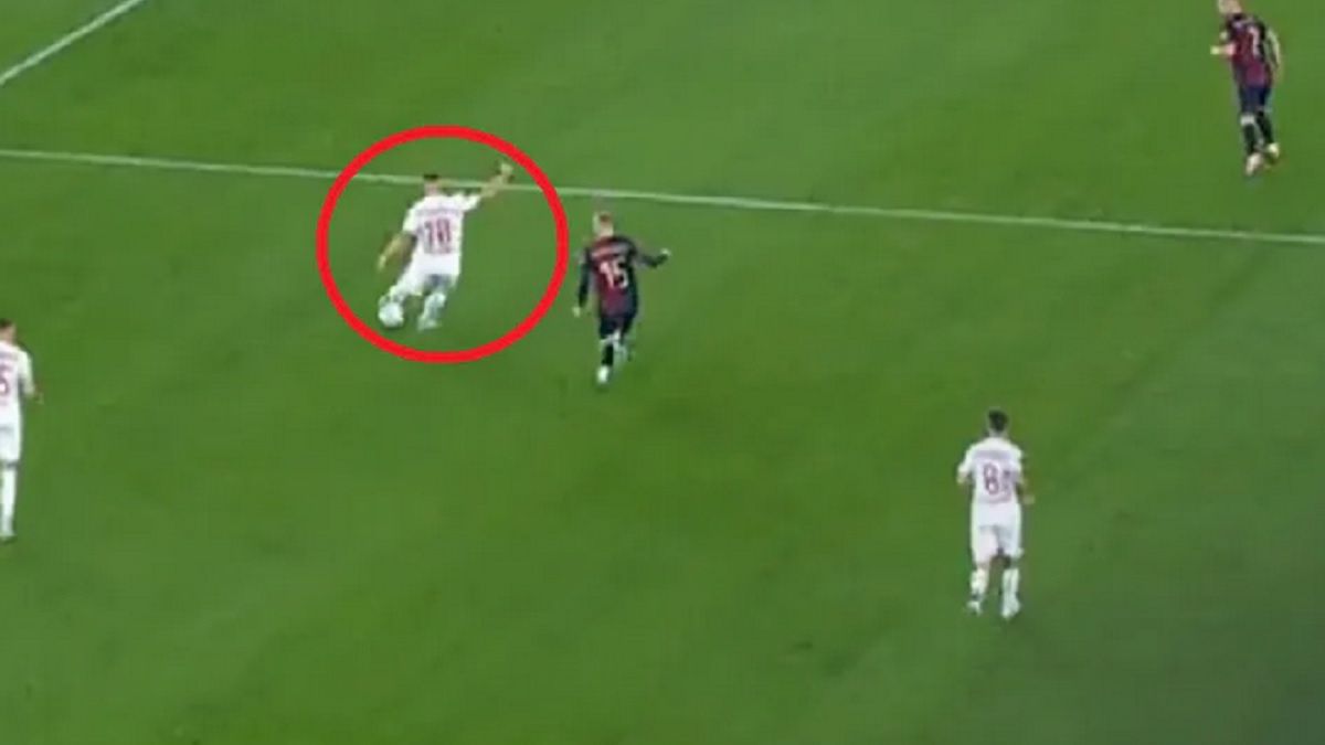 Podolski strzela gola z połowy boiska