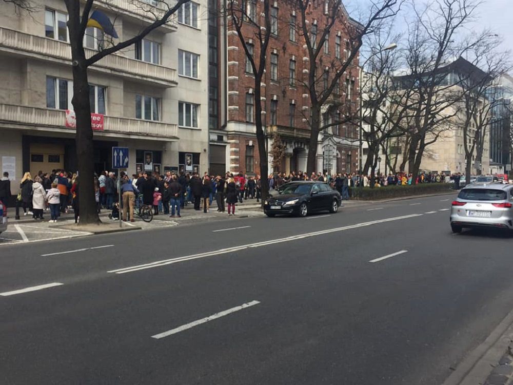 Wybory na Ukrainie. Gigantyczna kolejka przed ambasadą w Warszawie
