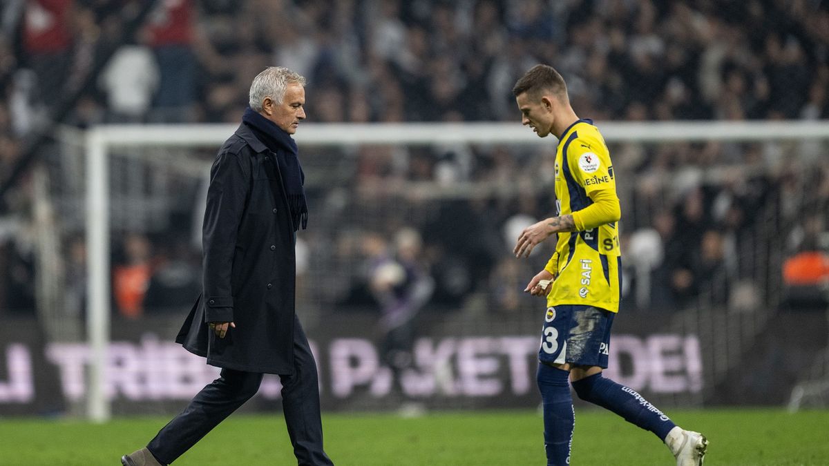 Getty Images / Sebnem Coskun/Anadolu / Na zdjęciu: Jose Mourinho i Sebastian Szymański