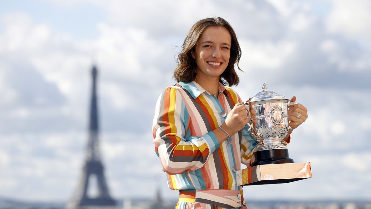 Zdjęcie okładkowe artykułu: PAP/EPA / IAN LANGSDON / Na zdjęciu: Iga Świątek, mistrzyni Roland Garros 2020