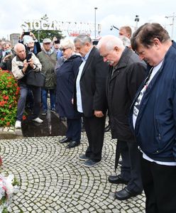 Obchody Sierpnia '80. Lech Wałęsa pod bramą Stoczni Gdańskiej: "Dziś walczymy z ludźmi, którzy niszczą nasz pomysł"