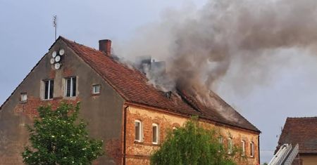 Pożar budynku wielorodzinnego w Ciechowie. Uratowano dwie osoby