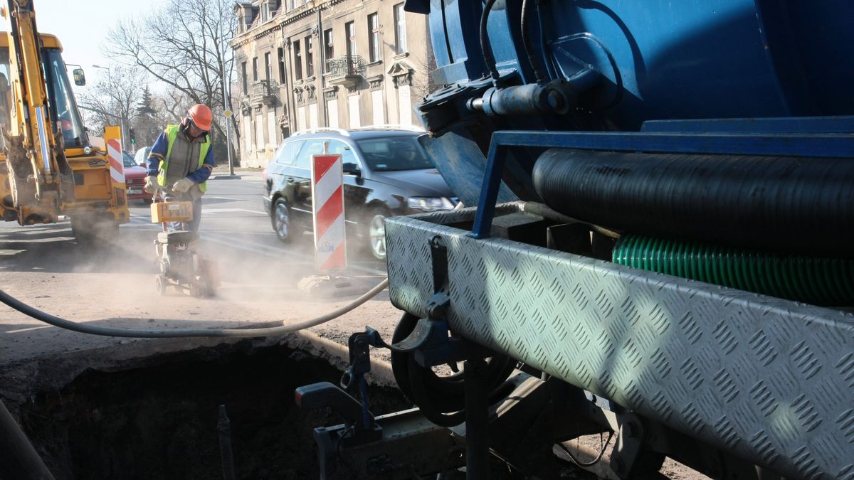 Naprawa awarii
Tomasz Wojtasik
awaria wodoci�gu, brak wody, Kalisz, mr�z, rura, wodoci�gi, zima, zimno