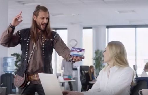 Nowoczesny Wiking w kampanii pastylek na ból gardła Fiorda