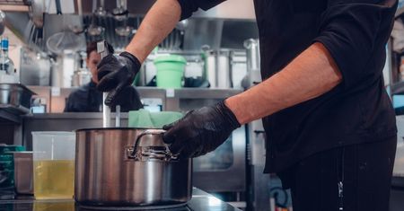Zamówienie zupy w restauracji może być ryzykowne. Mało kto zdaje sobie z tego sprawę