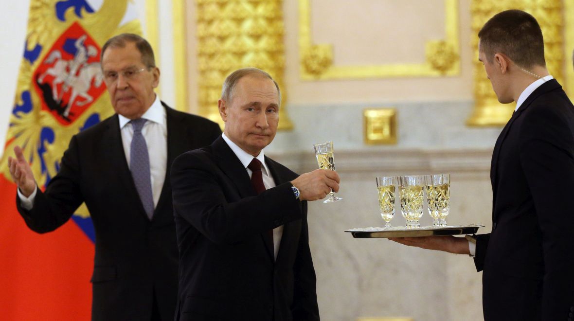 Gdy publicznie występują razem, Ławrow zawsze się stara pozostać w cieniu Putina