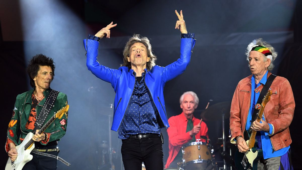 Koncert The Rolling Stones, w środku wokalista Mick Jagger
