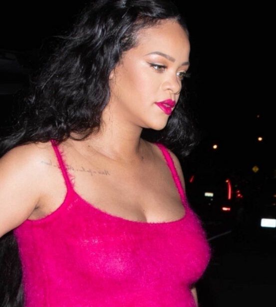 Rihanna w r�?owej mini z pi�ramiSanta Monica, CA  - *EXCLUSIVE*  - A pregnant Rihanna dresses up her growing baby belly for a late dinner with friends at Giorgio Baldi in Santa Monica. The Barbadian beauty styled her bump in a chic hot pink mini dress with fur detailing.    Pictured: Rihanna    BACKGRID USA 3 APRIL 2022     USA: +1 310 798 9111 / usasales@backgrid.com    UK: +44 208 344 2007 / uksales@backgrid.com    *UK Clients - Pictures Containing Children  Please Pixelate Face Prior To Publication*WONG, PEMA, NGRE