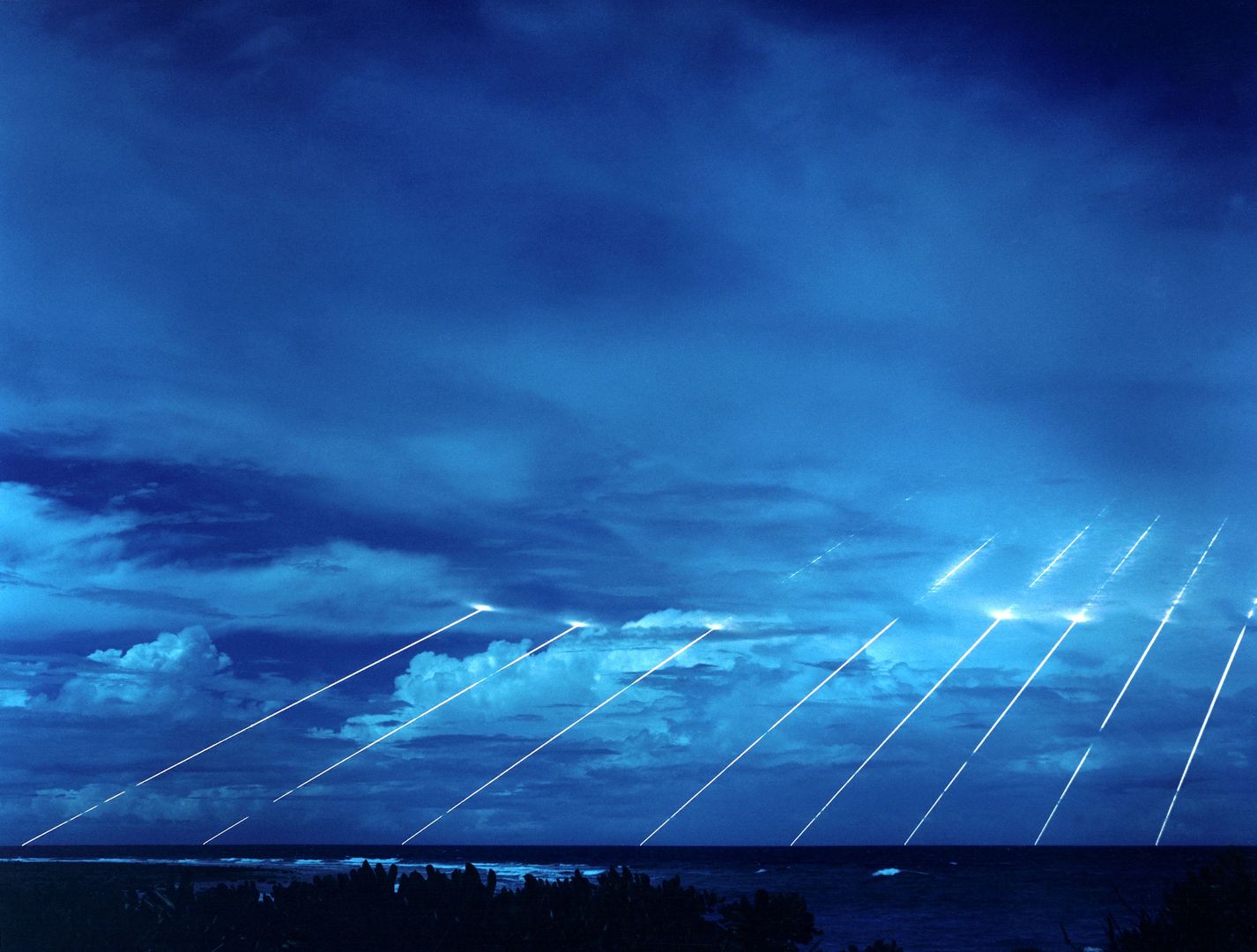 Głowice MIRV wchodzące w atmosferę.