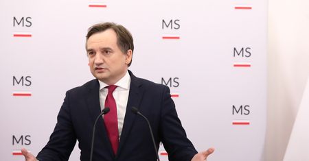 Ziobro zdecydował. Stanik będzie częścią więziennej bielizny. Zapłaci za to państwo