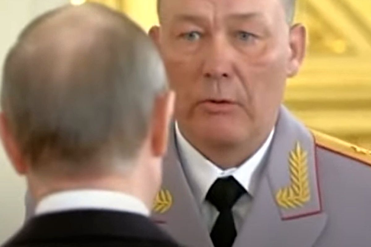 Gen. Dwornikow otrzymujący odznaczenie od Władimira Putina 