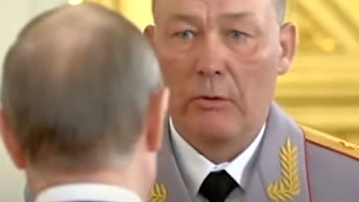 Gen. Dwornikow otrzymujący odznaczenie od Władimira Putina 