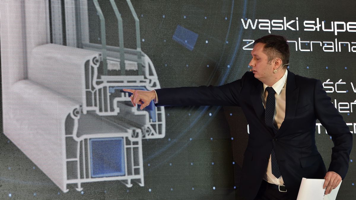Miko�aj Placek Krak�w, 23.04.2015  Miko�aj Placek, prezes sp�ki Oknoplast podczas prezentacji nowej linii okien "Prolux" w Krakowie, 23 bm. soa PAP/Jacek BednarczykJacek Bednarczykbiznes, handel, Miko�aj Placek , nowa linia okien, okna, okno, Oknoplast prezes Prolux, prezentacja