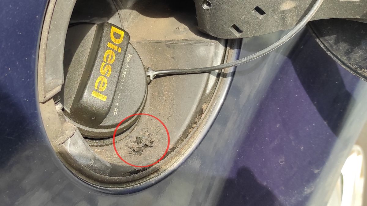 Otwór przy wlewie paliwa