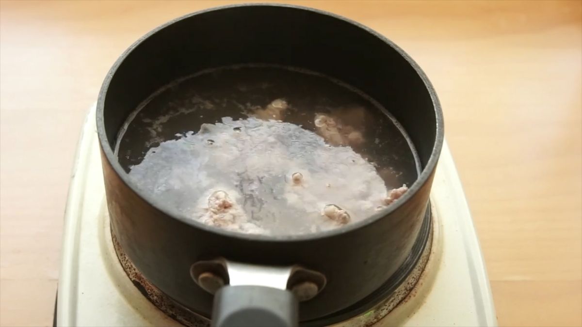 Bulion z kości ma zbawienny wpływ na zdrowie, może sprzyjać obniżaniu ciśnienia krwi