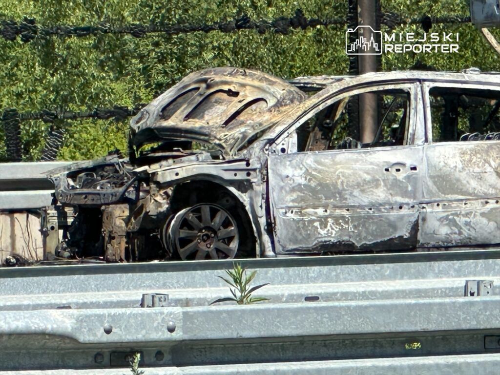 Pożar auta na autostradzie A2. Jedna osoba poparzona w szpitalu. Lądował śmigłowiec LPR