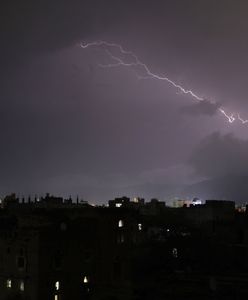 Kobieta walczy o życie. Na plaży uderzył w nią piorun