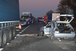 Groźny wypadek. TIR wbił się w osobówkę