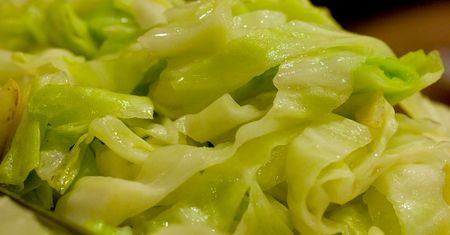 Gotowana kapusta chińska (pak-choi) bez dodatku soli, odsączona