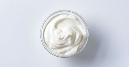 Jogurt naturalny o obniżonej zawartości tłuszczu (12 g białka w 225 g)