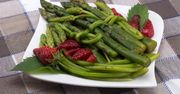 Gotowane szparagi z dodatkiem soli, odsączone