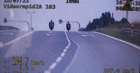 Dwóch 26-latków jechało 194 km/h. Po mandatach jeden już nie mógł wsiąść na motocykl