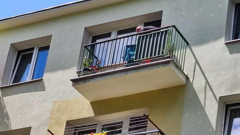 Kobieta zaklinowała się w leżaku