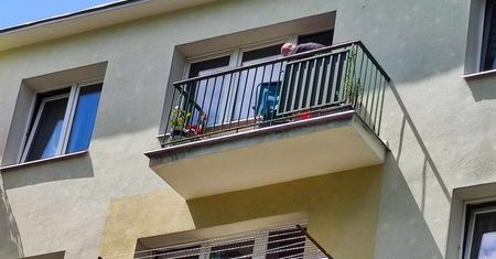 Zaklinowała się na leżaku plażowym. Do akcji wkroczyli strażacy