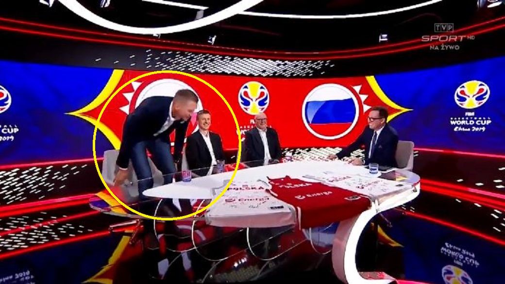 Moment w którym Cezary Trybański w studiu TVP Sport na stojąco i oklaskami docenia grę polskich koszykarzy w meczu z Rosją
