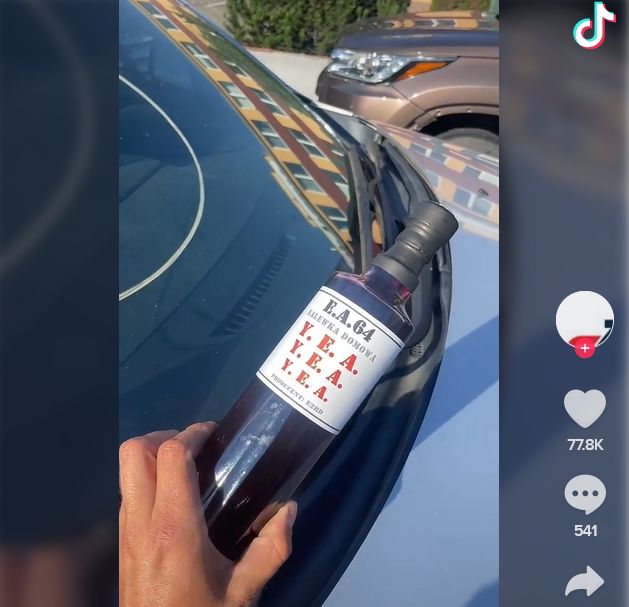 Do listu z przeprosinami była dołączona butelka