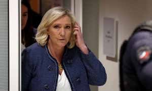Wybory pod znakiem zapytania dla Marine Le Pen. Wskazała na bransoletkę