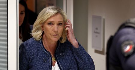 Wybory pod znakiem zapytania dla Marine Le Pen. Wskazała na bransoletkę