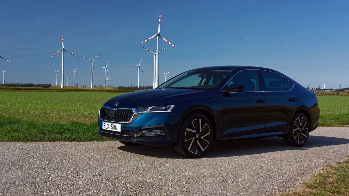 Skoda Octavia iV jest tańsza od porównywalnego VW Golfa.