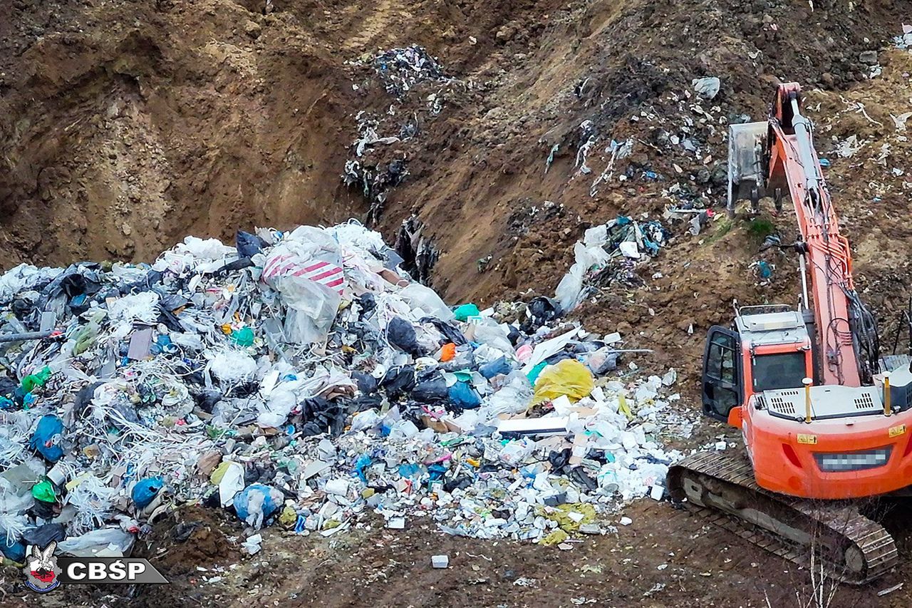 "Nocą, bez świateł, pod osłoną ciszy. Rozbita grupa, która zakopała 18 tys. ton odpadów"