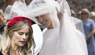 Ślub w brytyjskiej rodzinie królewskiej. Panna młoda miała problem z kreacją. Ale to jej koleżanka skradła show