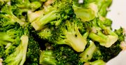 Gotowane mrożone krojone brokuły z dodatkiem soli, odsączone