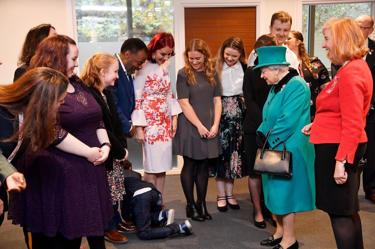 Królowa Elżbieta II weszła do sali. Słodka reakcja 9-latka