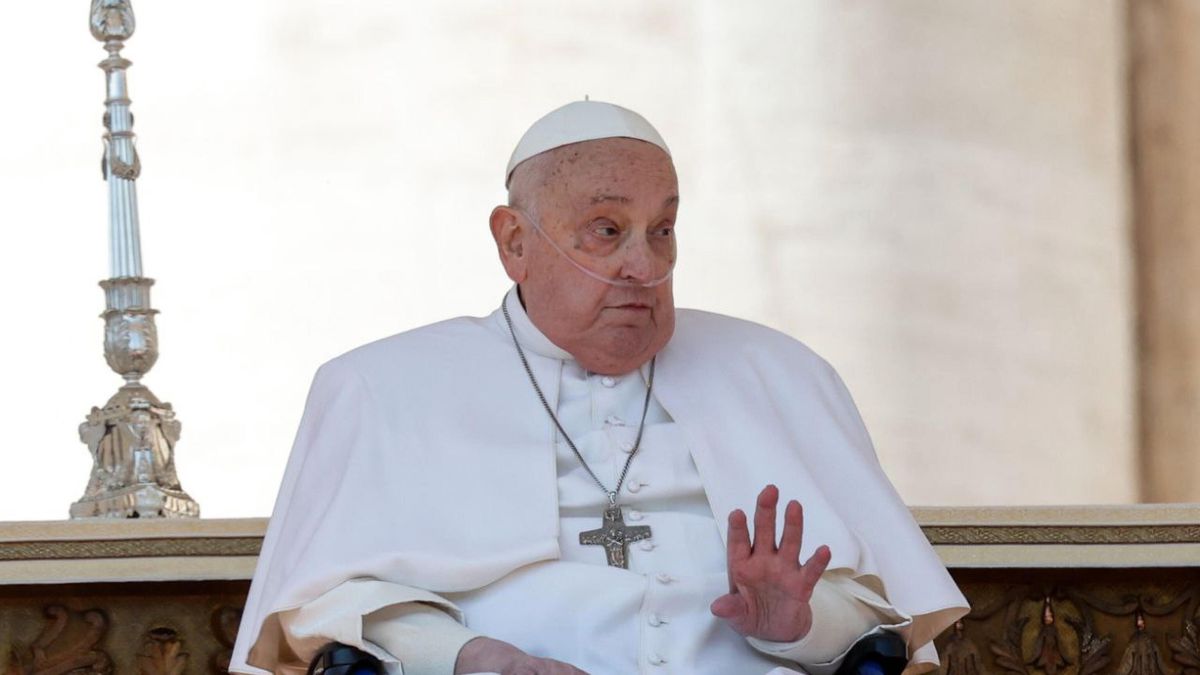 Holy Mass for the Jubilee of the Sick and Health Care Workers in Saint Peter's Square
epa12013271 Pope Francis makes a surprise appearance at the end of the Mass for the Jubilee of the Sick and Health Care Workers in Saint Peter's Square at Vatican City, 06 April 2025.  EPA/GIUSEPPE LAMI 
Dostawca: PAP/EPA.
GIUSEPPE LAMI
jubilee, christianity, catholicism, mass