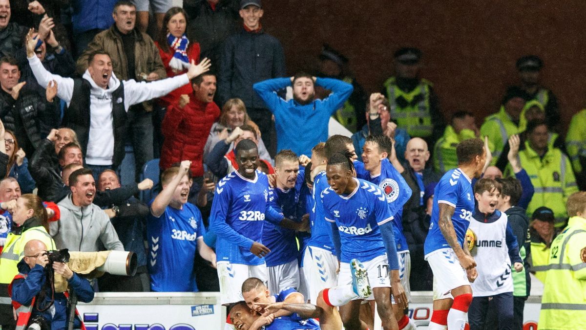 Radość piłkarzy i kibiców Glasgow Rangers po bramce w meczu z Legią