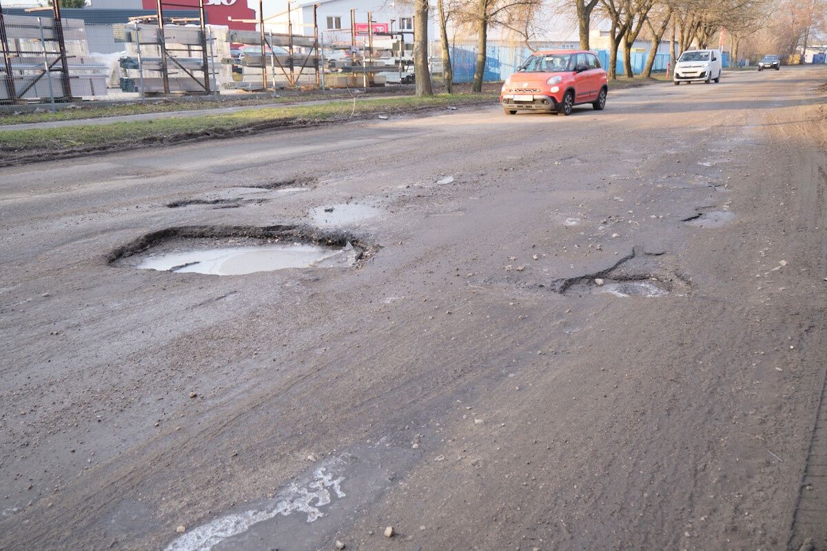 Naszym zdaniem to jest najbardziej dziurawa ulica w Lublinie. Kierowcy jeżdżą slalomem, można urwać koło